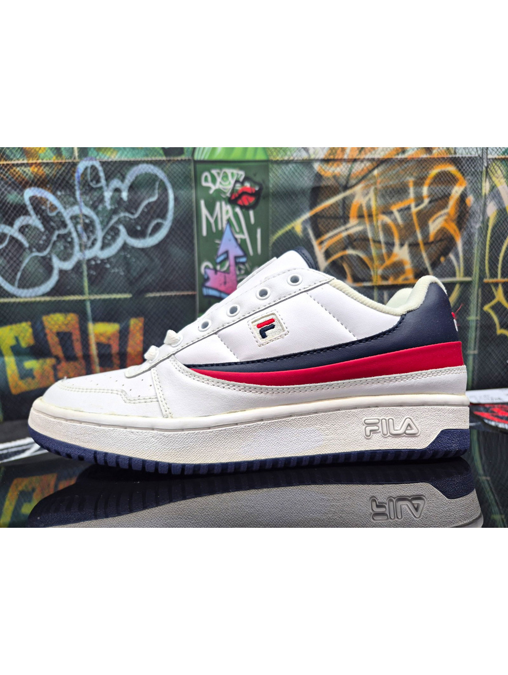 "2009" FILA BB84 Men's 7M Low Top Lace-Up Sneakers White Red Blue Logo
